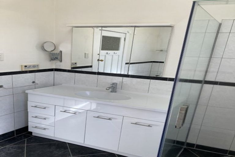 Photo of property in 1/46 Old Lake Road, Narrow Neck, Auckland, 0624