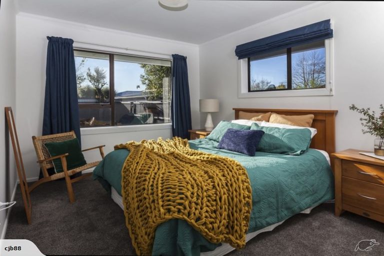 Photo of property in 320 Memorial Avenue, Burnside, Christchurch, 8053