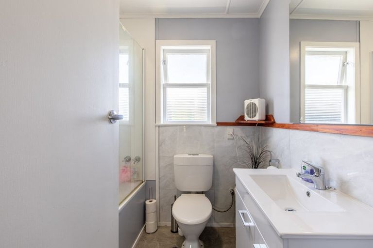 Photo of property in 20 Blake Street, Porangahau, 4293