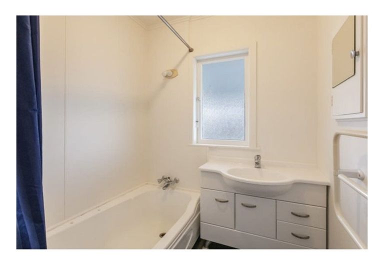 Photo of property in 1/11 Meeanee Quay, Westshore, Napier, 4110