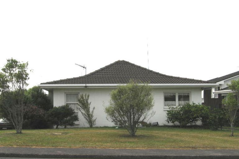 Photo of property in 42 Butterworth Drive, Glendene, Auckland, 0602