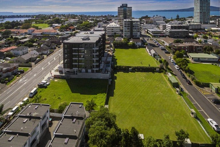 Photo of property in Frank Sargeson Apts, 401/74 Anzac Street, Takapuna, Auckland, 0622