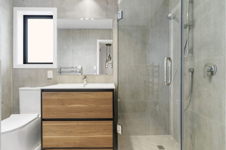 Photo of property in 8e Tahinga Street, Northcote, Auckland, 0627
