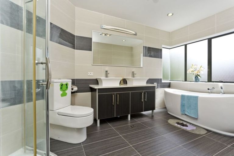 Photo of property in 77a Ocean View Road, Hillcrest, Auckland, 0627