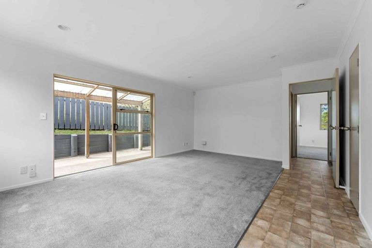 Photo of property in 38 Donovan Avenue, Massey, Auckland, 0614