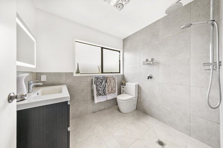 Photo of property in 22 Deverell Place, Northcross, Auckland, 0632