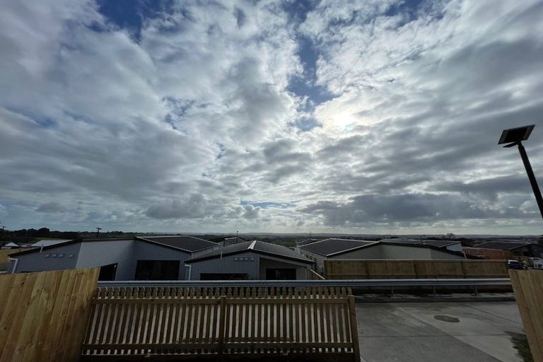 Photo of property in 33a Red Hills Road, Massey, Auckland, 0614