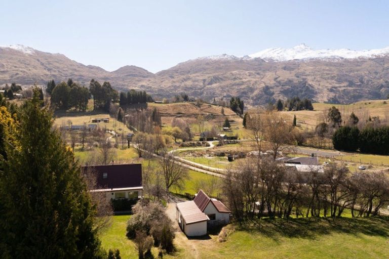 Photo of property in 35 Mountain View Road, Dalefield, Queenstown, 9371
