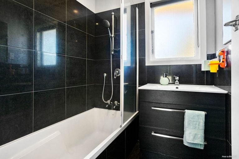 Photo of property in 9 Reiman Street, New Lynn, Auckland, 0600