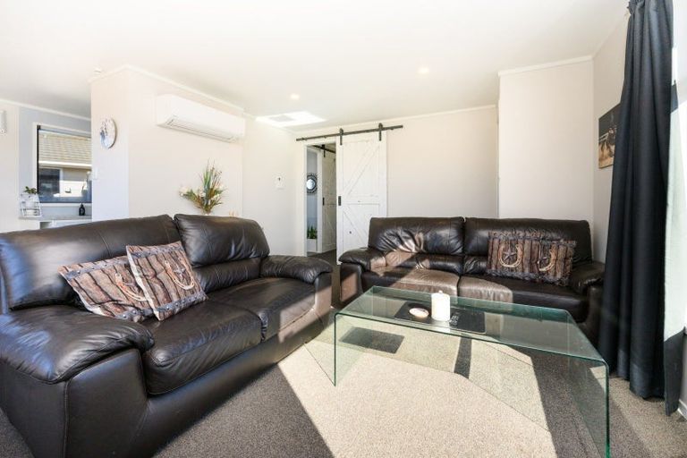 Photo of property in 7 Colonial Place, Kelvin Grove, Palmerston North, 4414