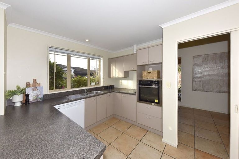 Photo of property in 8 Scarlet Lane, Redwood, Christchurch, 8051