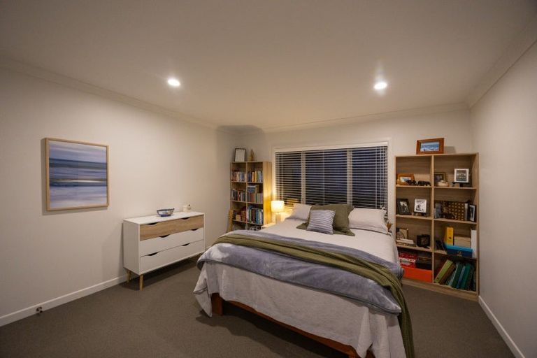 Photo of property in 100 Ruapehu Drive, Fitzherbert, Palmerston North, 4410