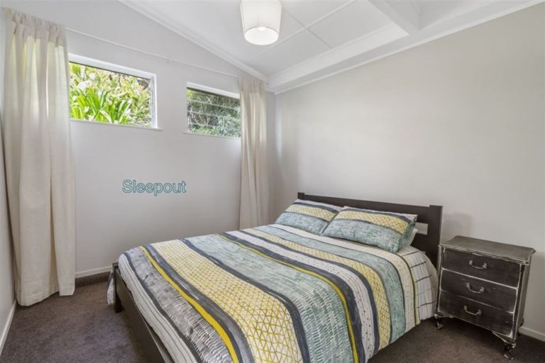Photo of property in 39 Glenesk Road, Piha, New Lynn, 0772