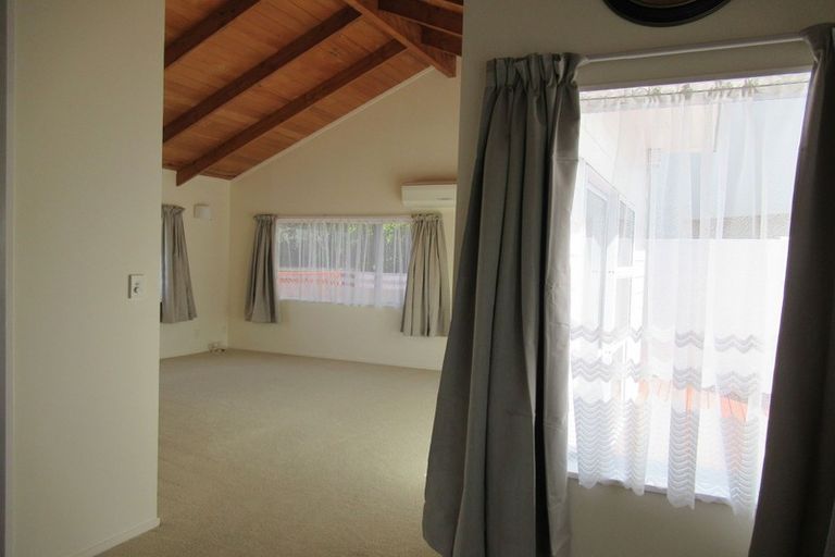 Photo of property in 4 Fairbanks Place, Glendene, Auckland, 0602