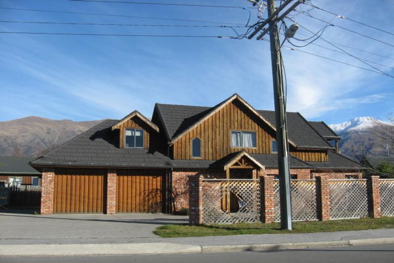 Photo of property in 37 Dungarvon Street, Wanaka, 9305