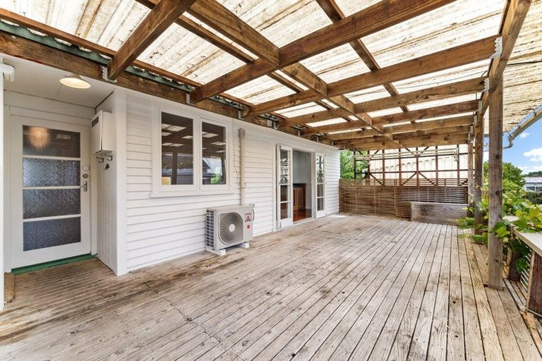 Photo of property in 30 Ozich Avenue, Te Atatu South, Auckland, 0610