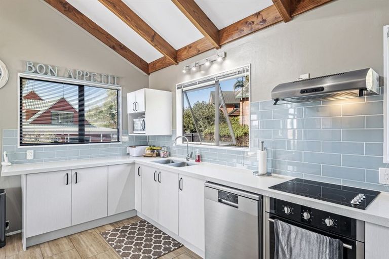 Photo of property in 92b Colwill Road, Massey, Auckland, 0614