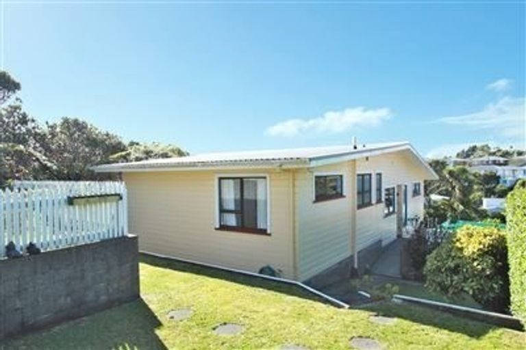 Photo of property in 2 Bancroft Terrace, Newlands, Wellington, 6037