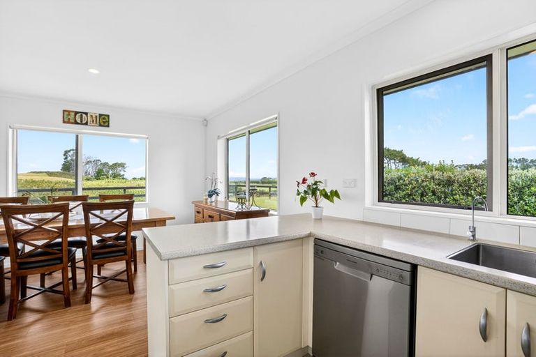Photo of property in 1014 South Head Road, South Head, Helensville, 0874
