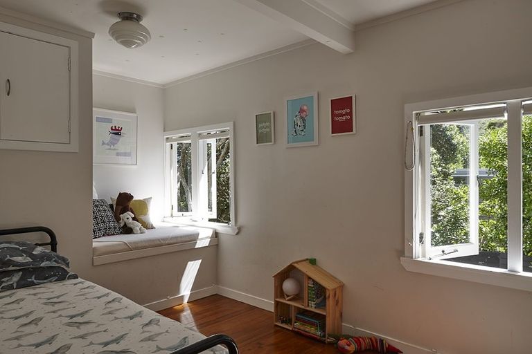 Photo of property in 72 Garden Road, Piha, New Lynn, 0772
