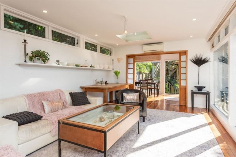 Photo of property in 33 Harbour View Road, Northland, Wellington, 6012