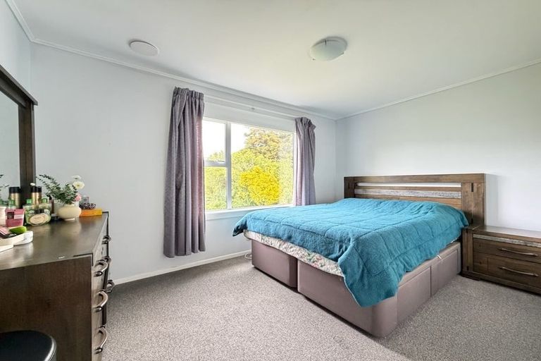 Photo of property in 3 Alder Place, Newlands, Wellington, 6037