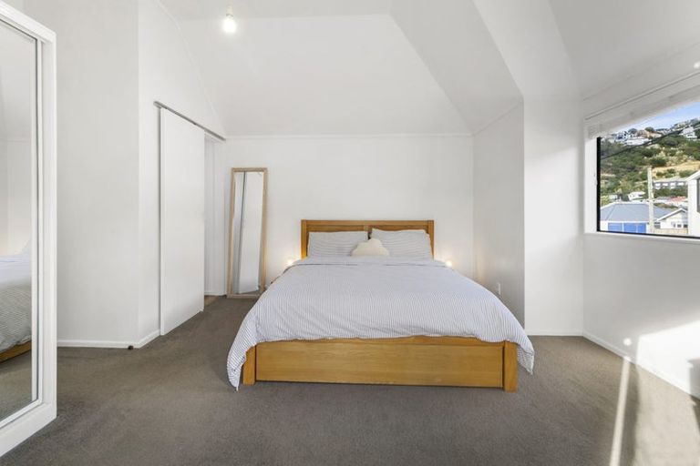 Photo of property in 1/163 Queens Drive, Lyall Bay, Wellington, 6022