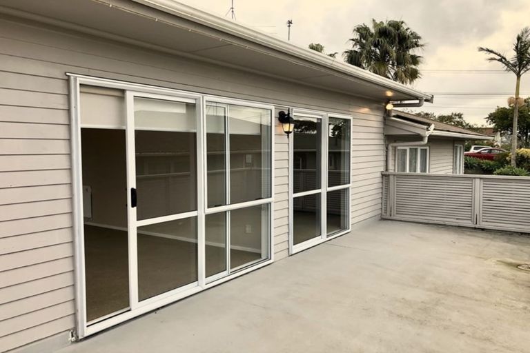 Photo of property in 100 Rosier Road, Glen Eden, Auckland, 0602