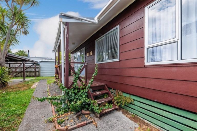 Photo of property in 2/25 Lucinda Place, Glen Eden, Auckland, 0602