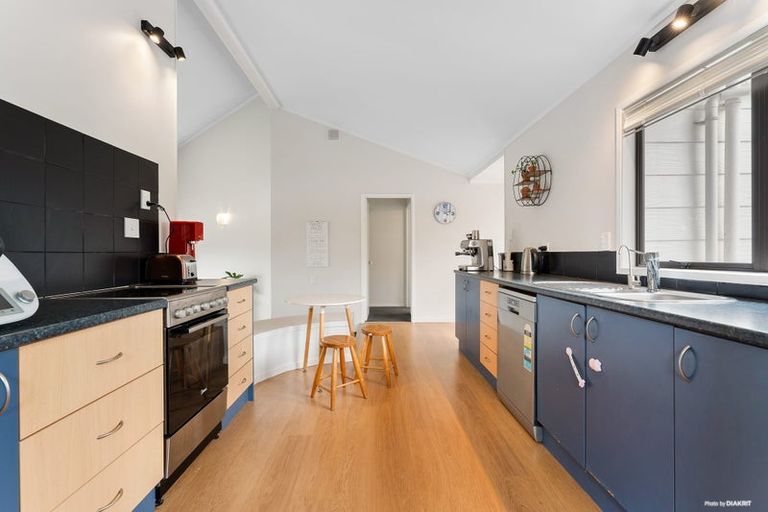 Photo of property in 4 Raphael Place, West Harbour, Auckland, 0618