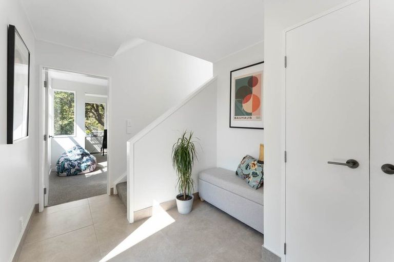 Photo of property in 10 Latham Road, York Bay, Lower Hutt, 5013