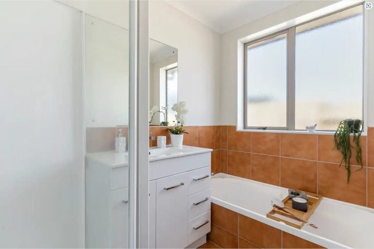 Photo of property in 23 Piriti Place, Weymouth, Auckland, 2103