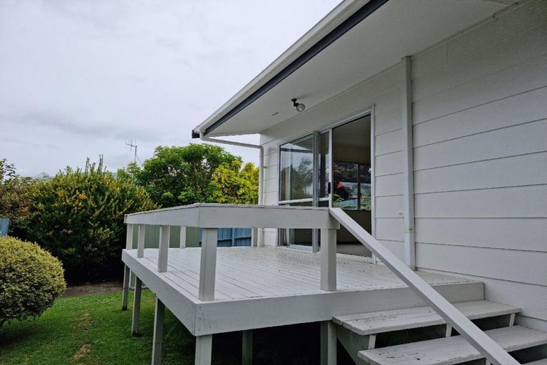 Photo of property in 15 Pokapu Street, Titirangi, Auckland, 0600