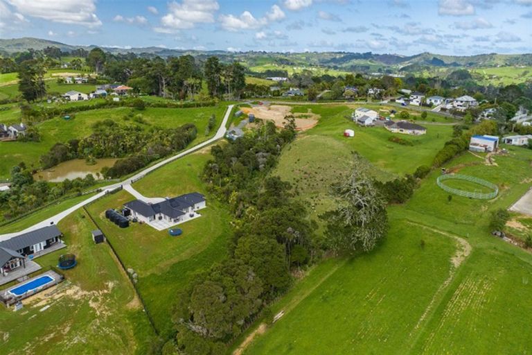 Photo of property in 263 Amreins Road, Taupaki, 0782