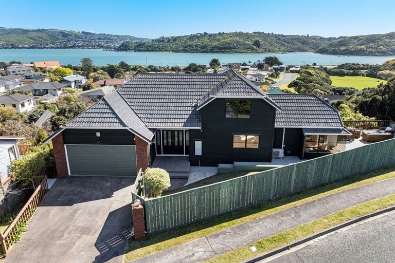 Photo of property in 19 Kinloch Place, Papakowhai, Porirua, 5024