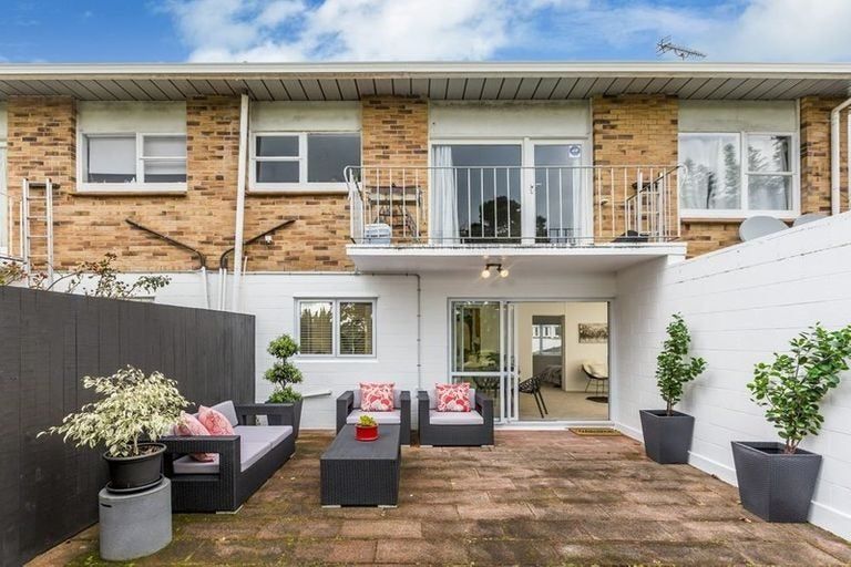 Photo of property in 4/24 Dawnhaven Drive, Te Atatu Peninsula, Auckland, 0610