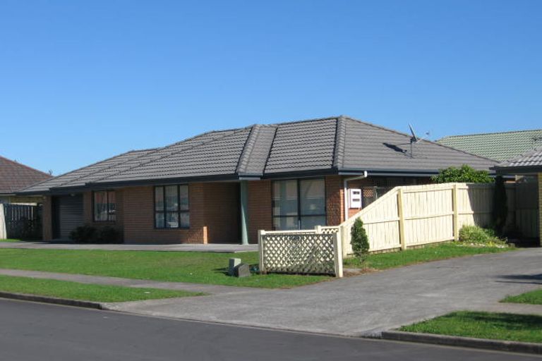 Photo of property in 14 Frank Bunce Grove, Flat Bush, Auckland, 2019