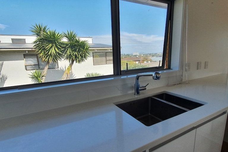 Photo of property in 3/104 East Coast Road, Forrest Hill, Auckland, 0620