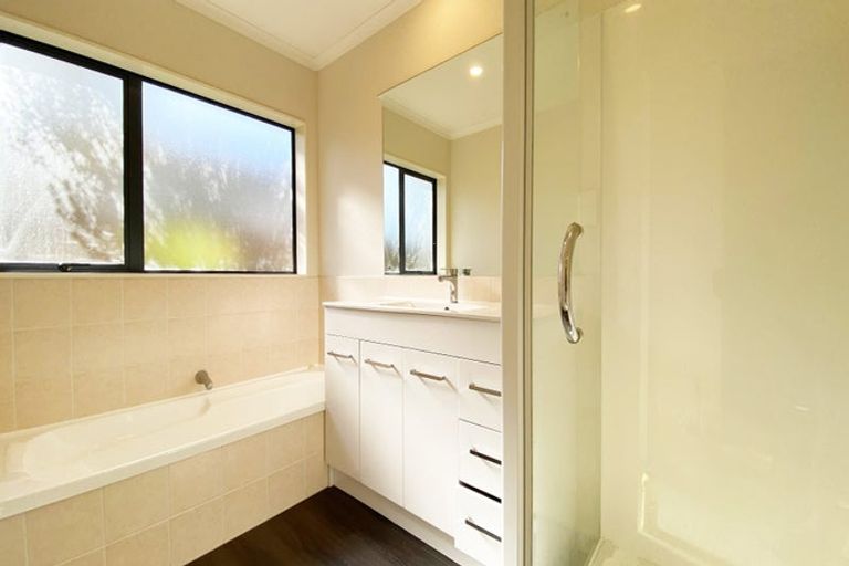 Photo of property in 1 Nephin Place, East Tamaki Heights, Auckland, 2016