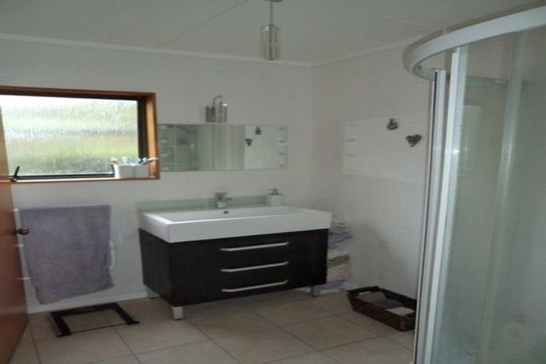 Photo of property in 130 Cliff View Drive, Green Bay, Auckland, 0604