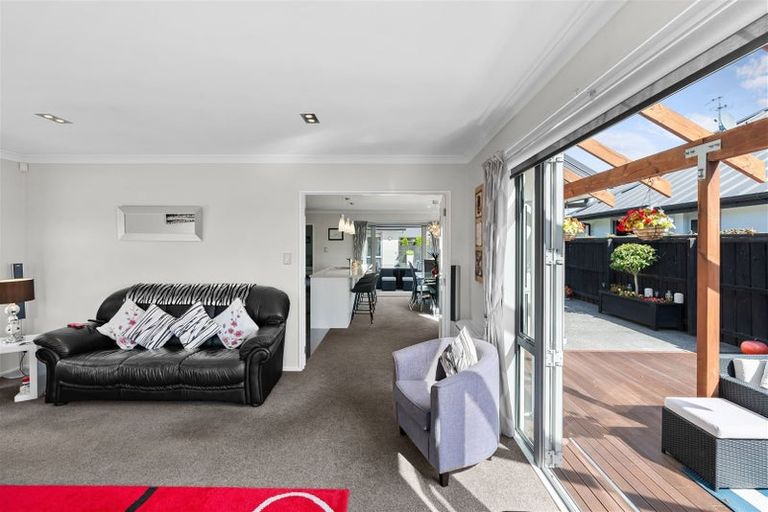 Photo of property in 6 Lakebridge Place, Parklands, Christchurch, 8083