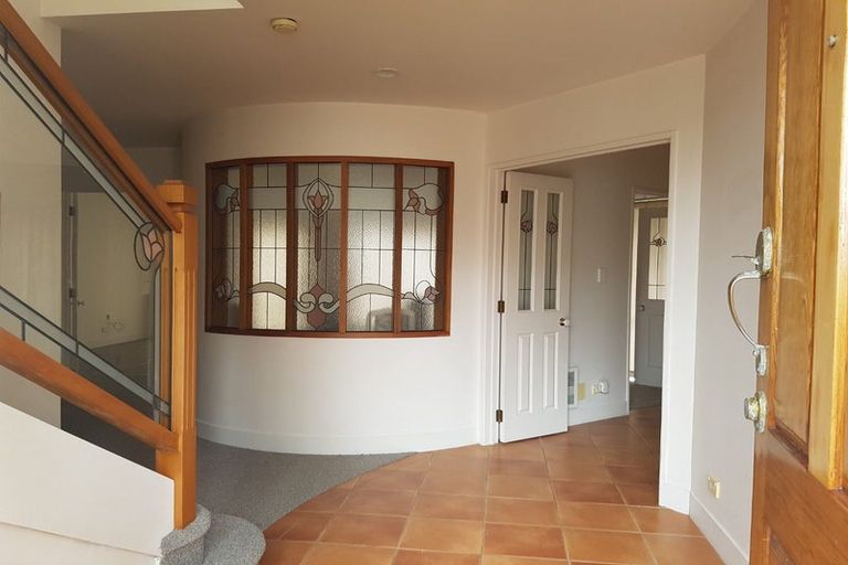 Photo of property in 2/5 Kenmure Avenue, Forrest Hill, Auckland, 0620