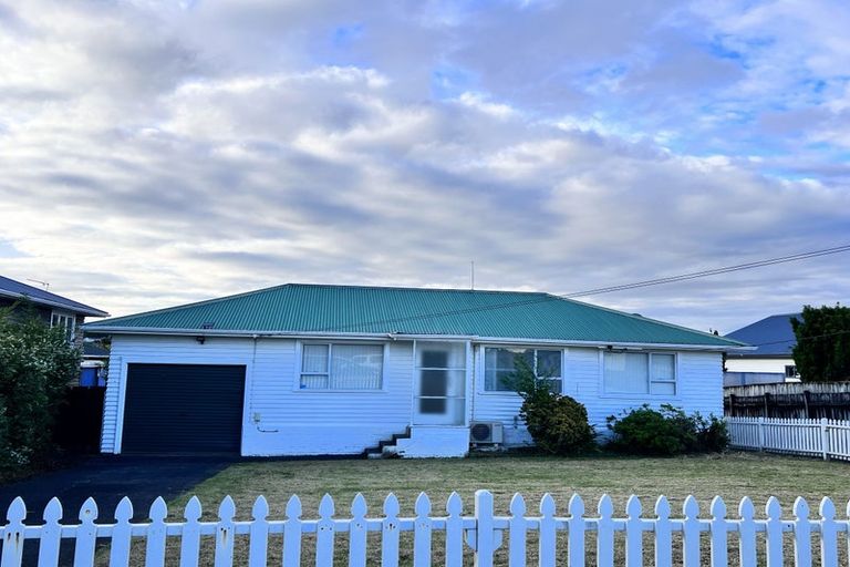 Photo of property in 93 Henderson Valley Road, Henderson, Auckland, 0612