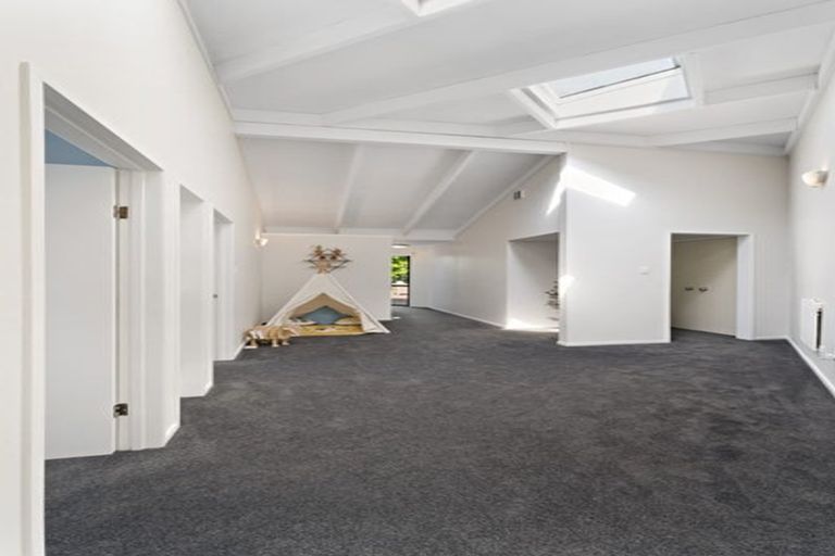 Photo of property in 4 Raphael Place, West Harbour, Auckland, 0618