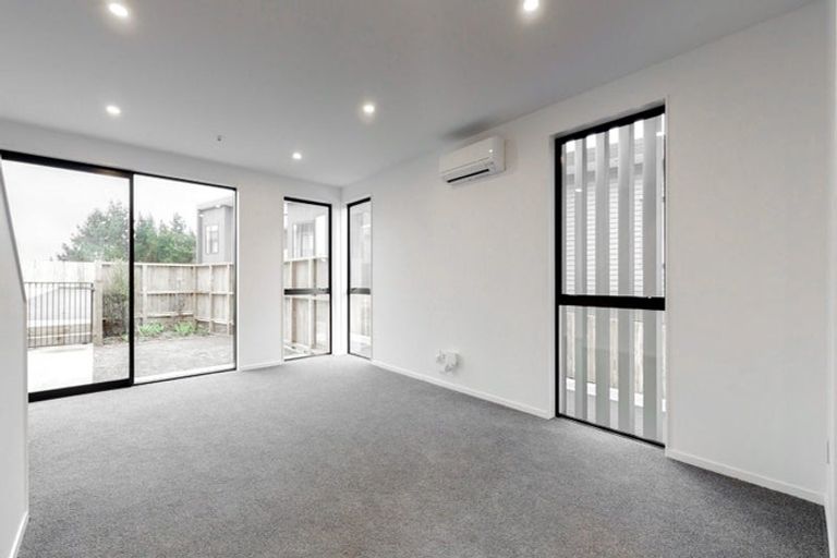 Photo of property in 62u7 Spenmoor Street, Newlands, Wellington, 6037