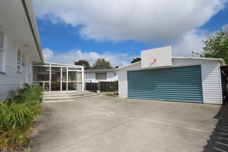 Photo of property in 8 Pipitea Place, Massey, Auckland, 0614