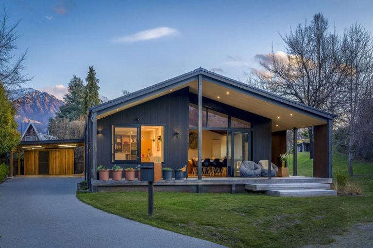Photo of property in 10 Preston Drive, Arrowtown, 9302