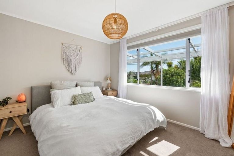 Photo of property in 10 Edgerton Road, Te Atatu Peninsula, Auckland, 0610
