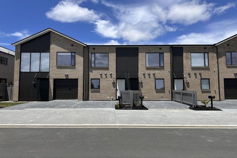 Photo of property in 19 Oyster Drive, Whenuapai, 0618
