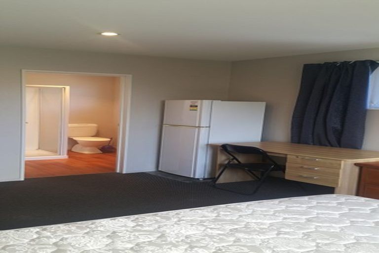 Photo of property in 100 Rattray Street, Riccarton, Christchurch, 8041